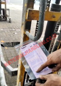 Pemasangan nametag service hand forklift- material handling
