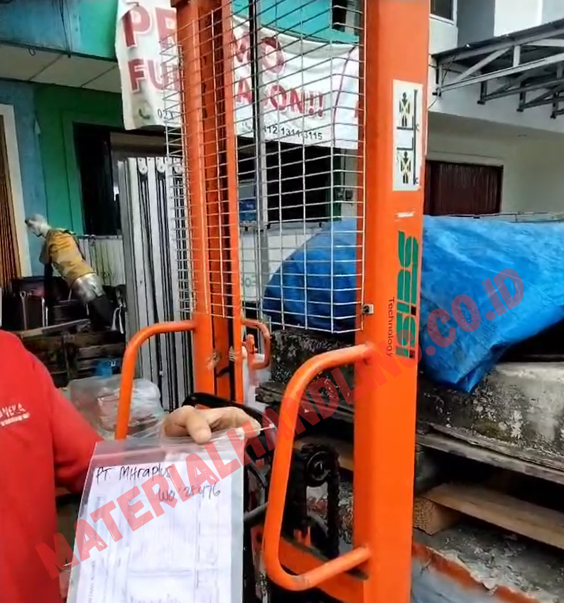 Pemberian name teag hand forklift - material handling